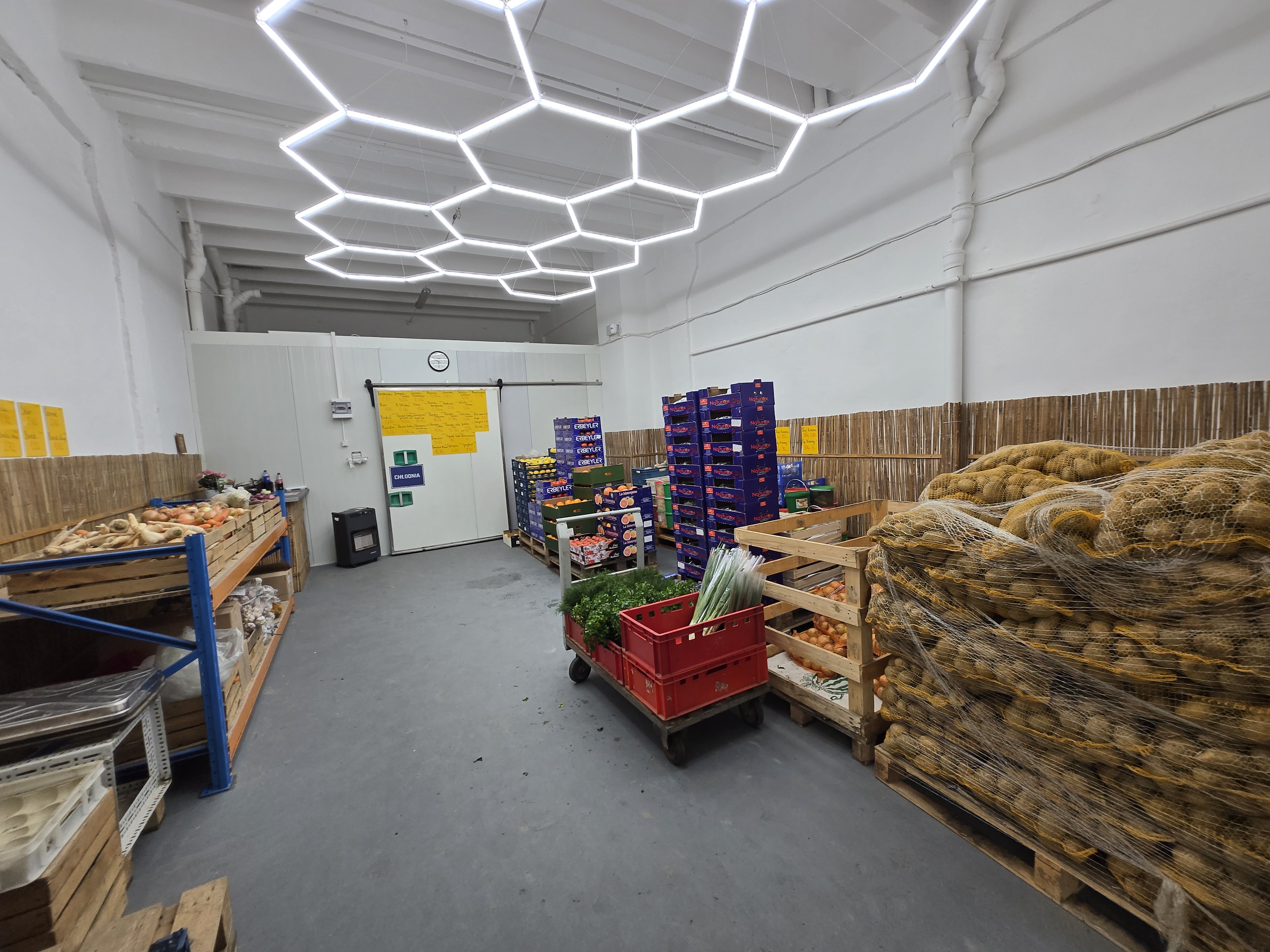 Skrzynki z różnymi odmianami warzyw