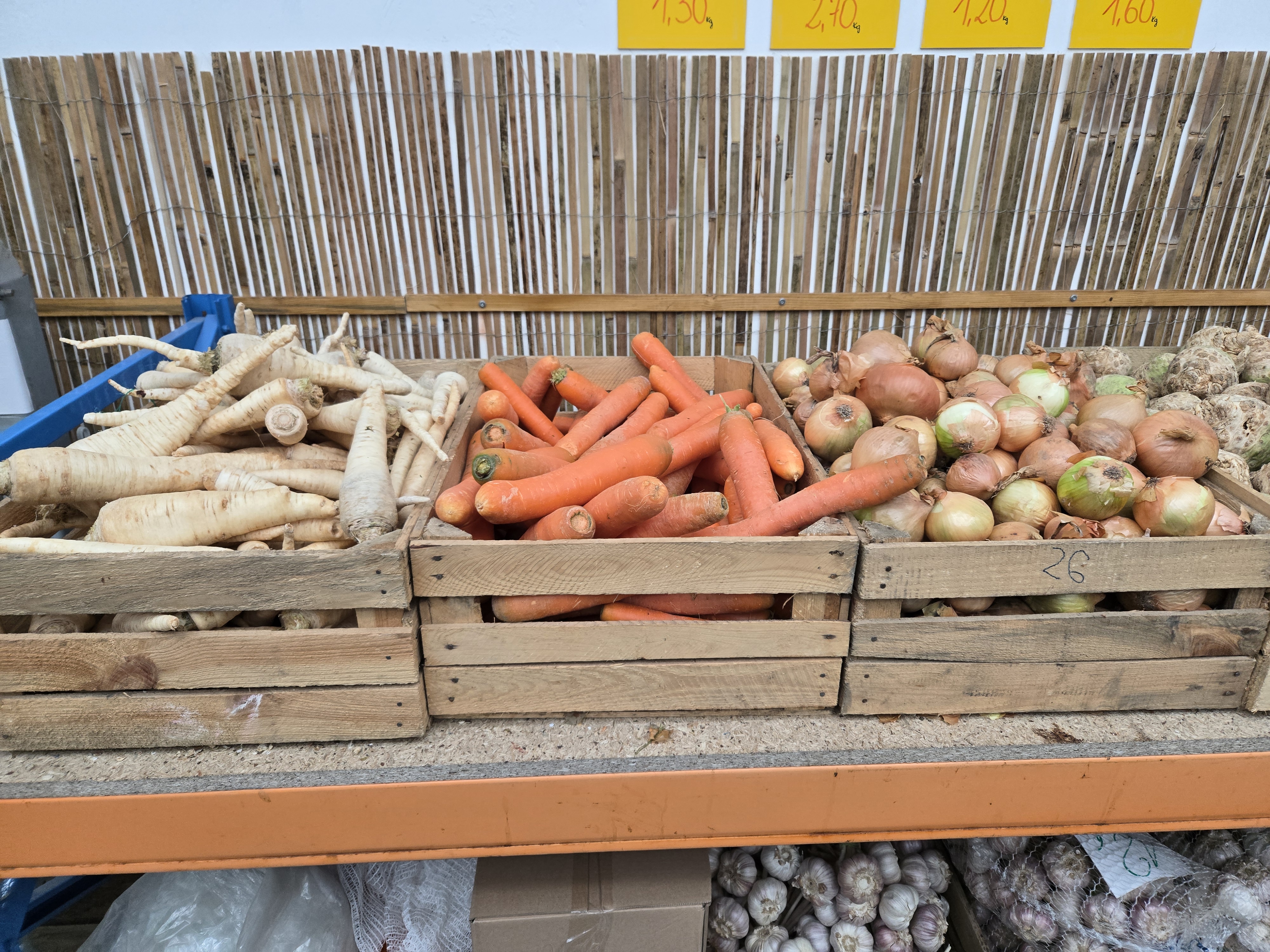 Skrzynki z warzywami na palecie