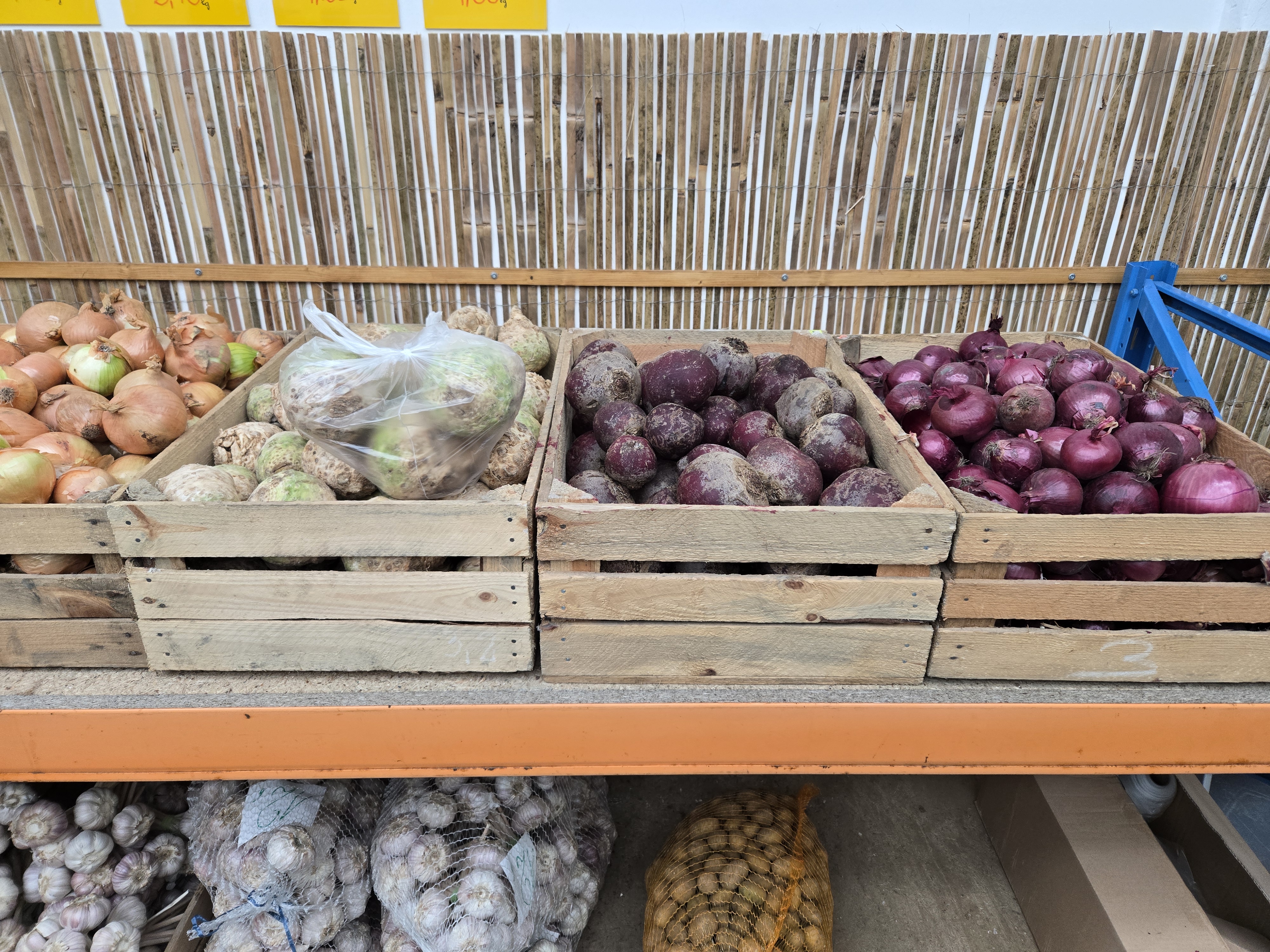 Ziemniaki i inne warzywa w drewnianych skrzynkach