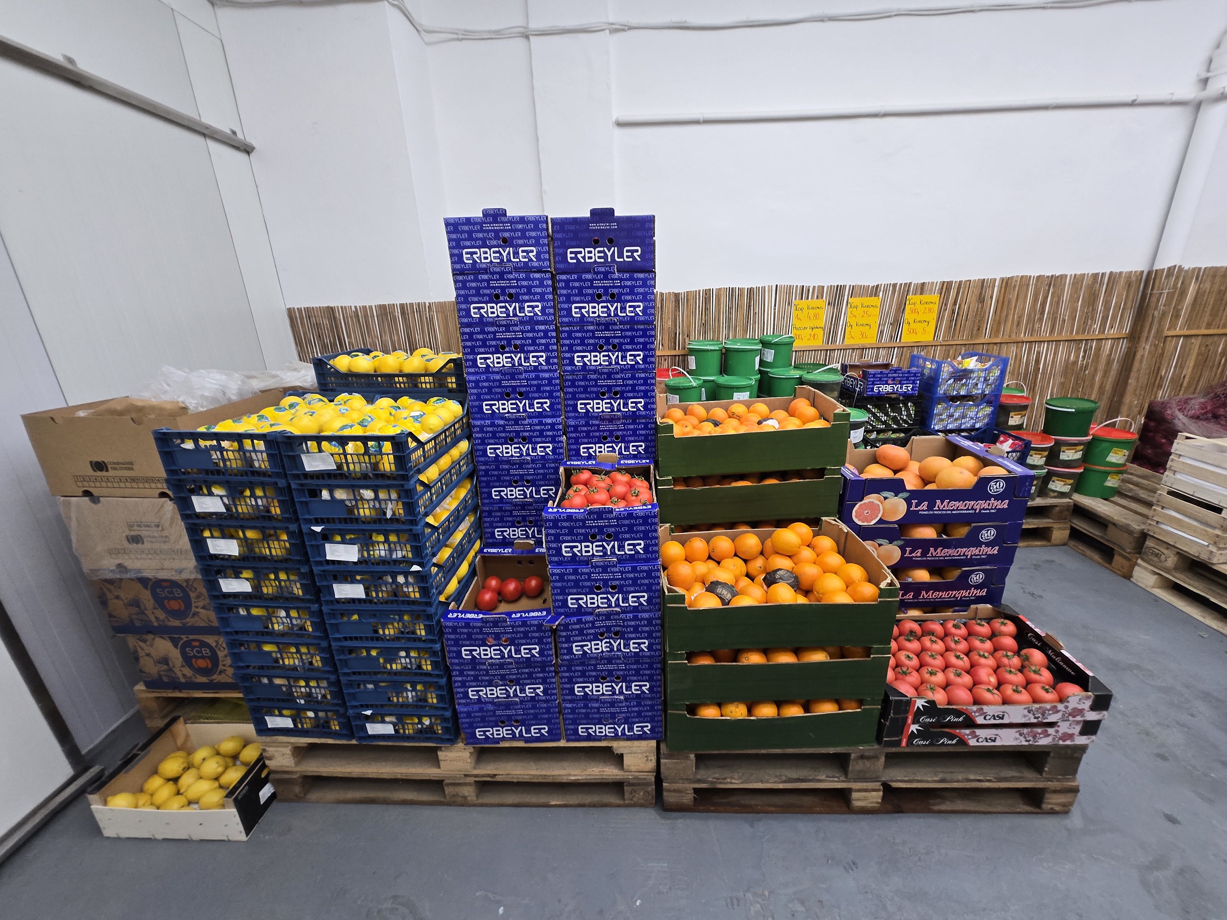 Skrzynki z warzywami ustawione przy ścianie