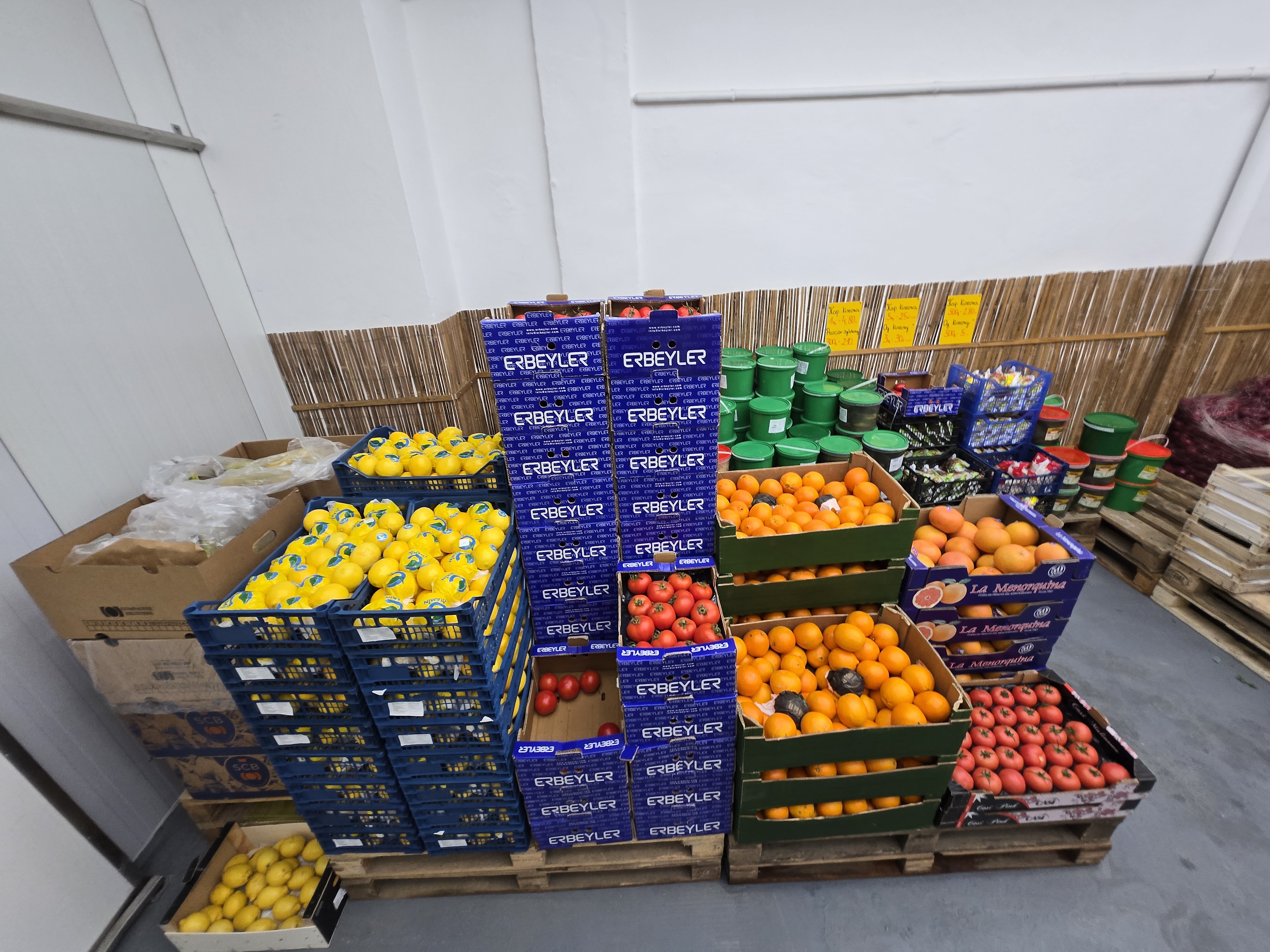 Warzywa korzeniowe w workach i skrzynkach