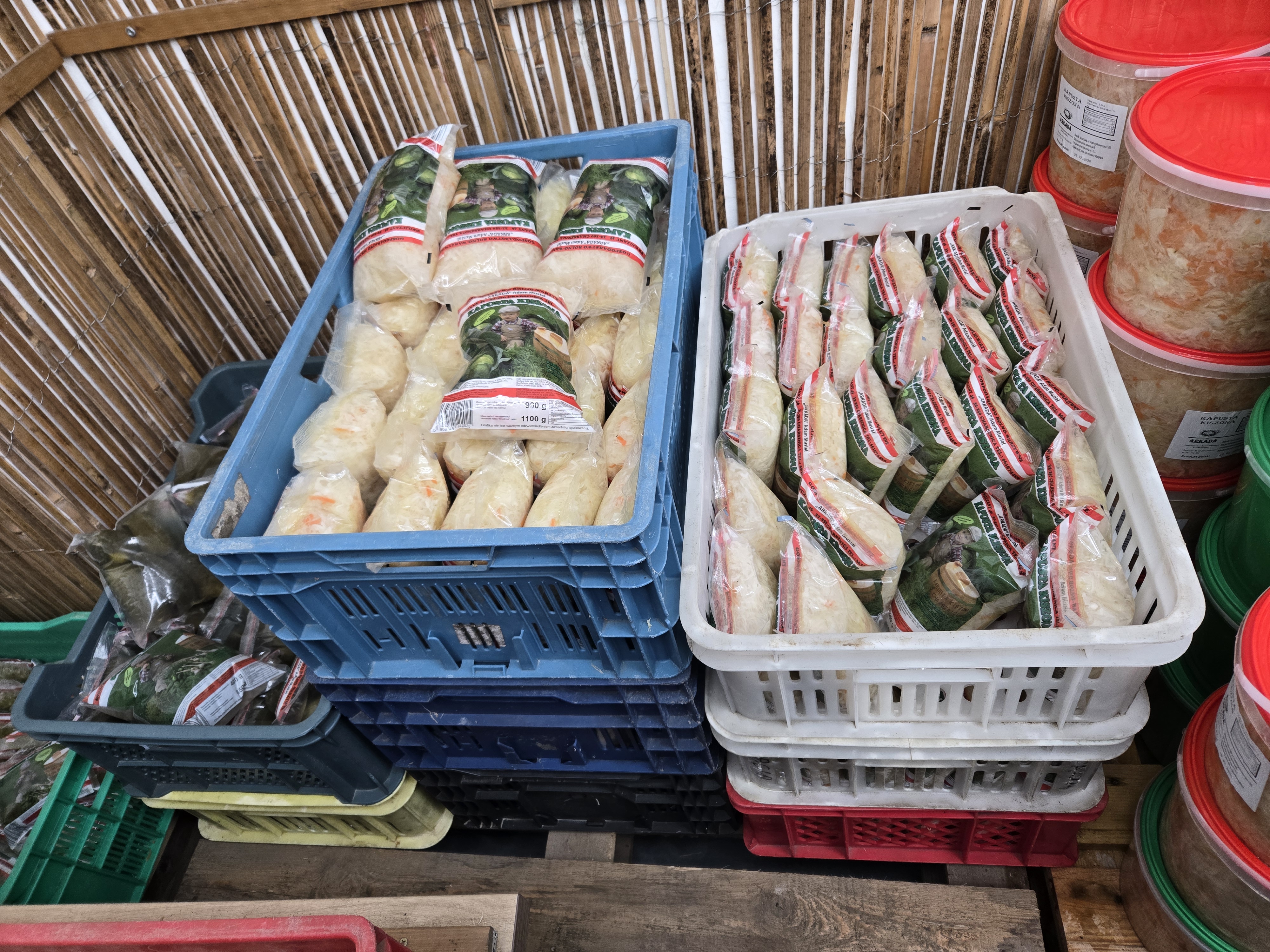 Świeże warzywa w skrzynkach w hali hurtowni Vitamina