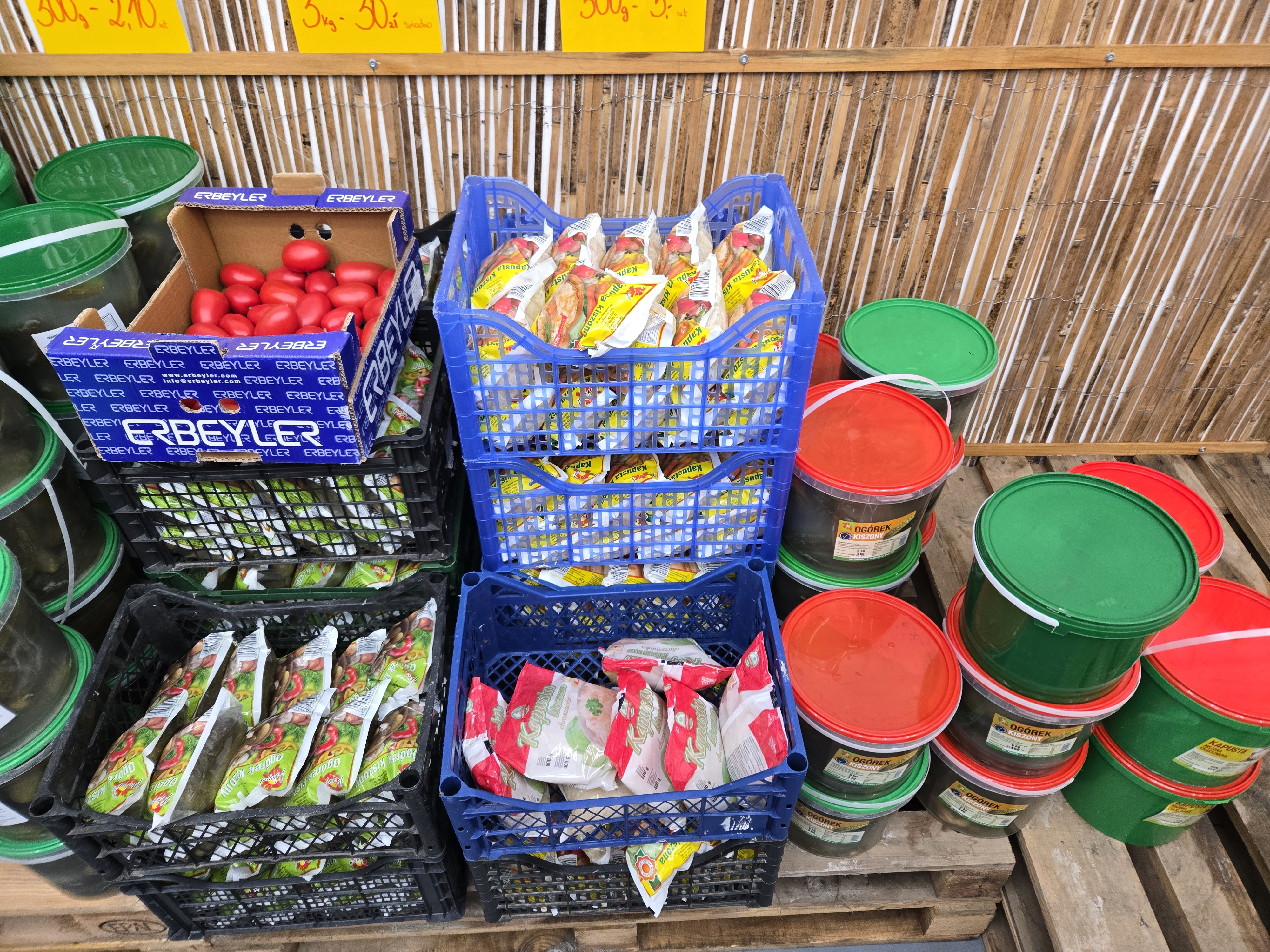 Różne rodzaje warzyw w skrzynkach