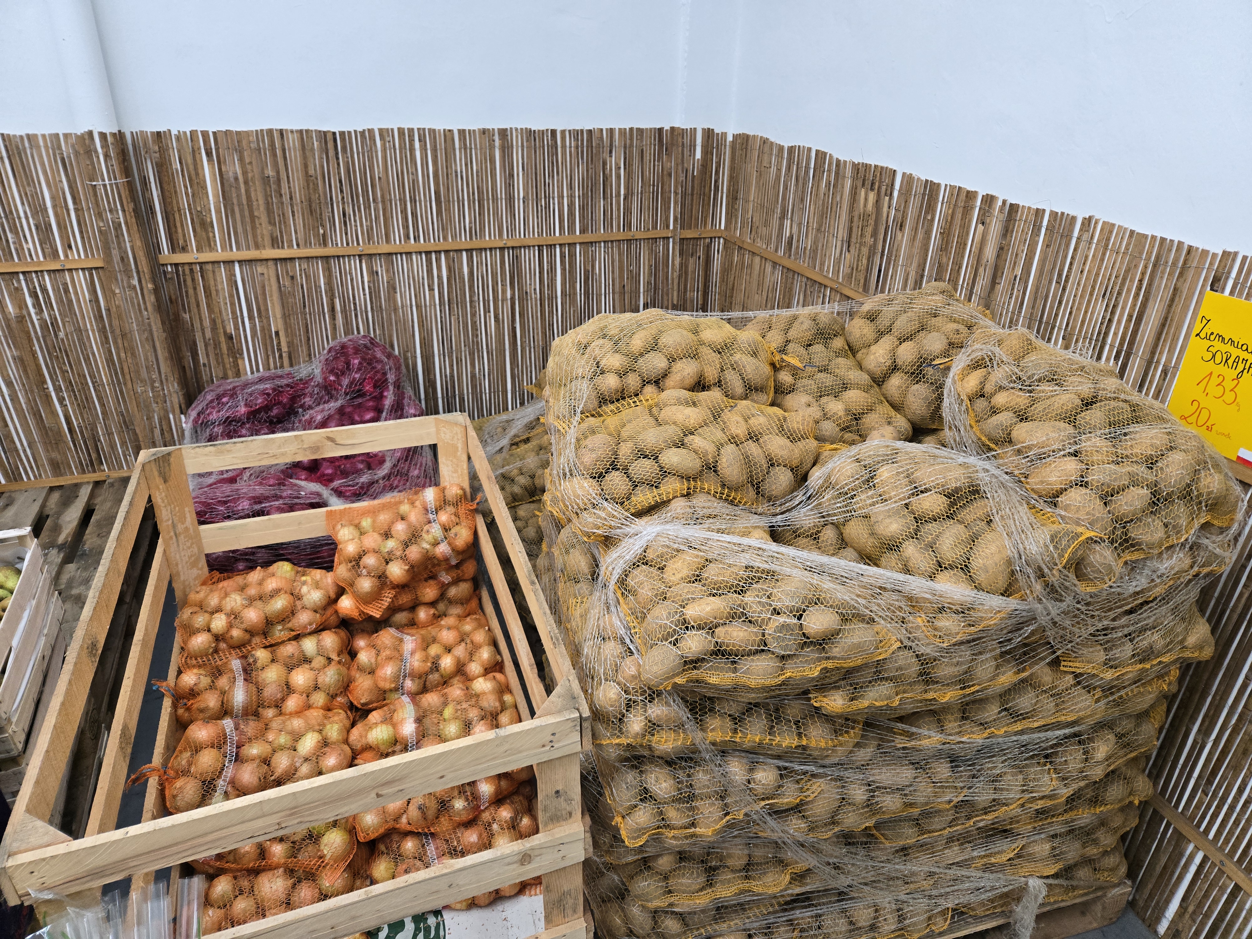 Hurtownia Vitamina - worki ziemniaków i cebuli na hali