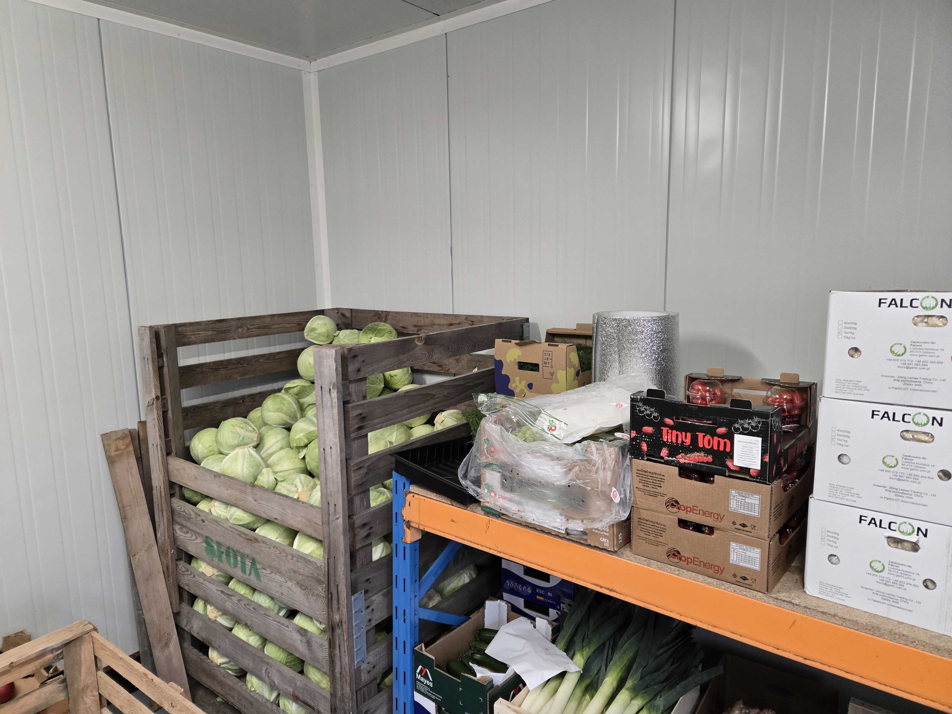 Korytarz między regałami z produktami