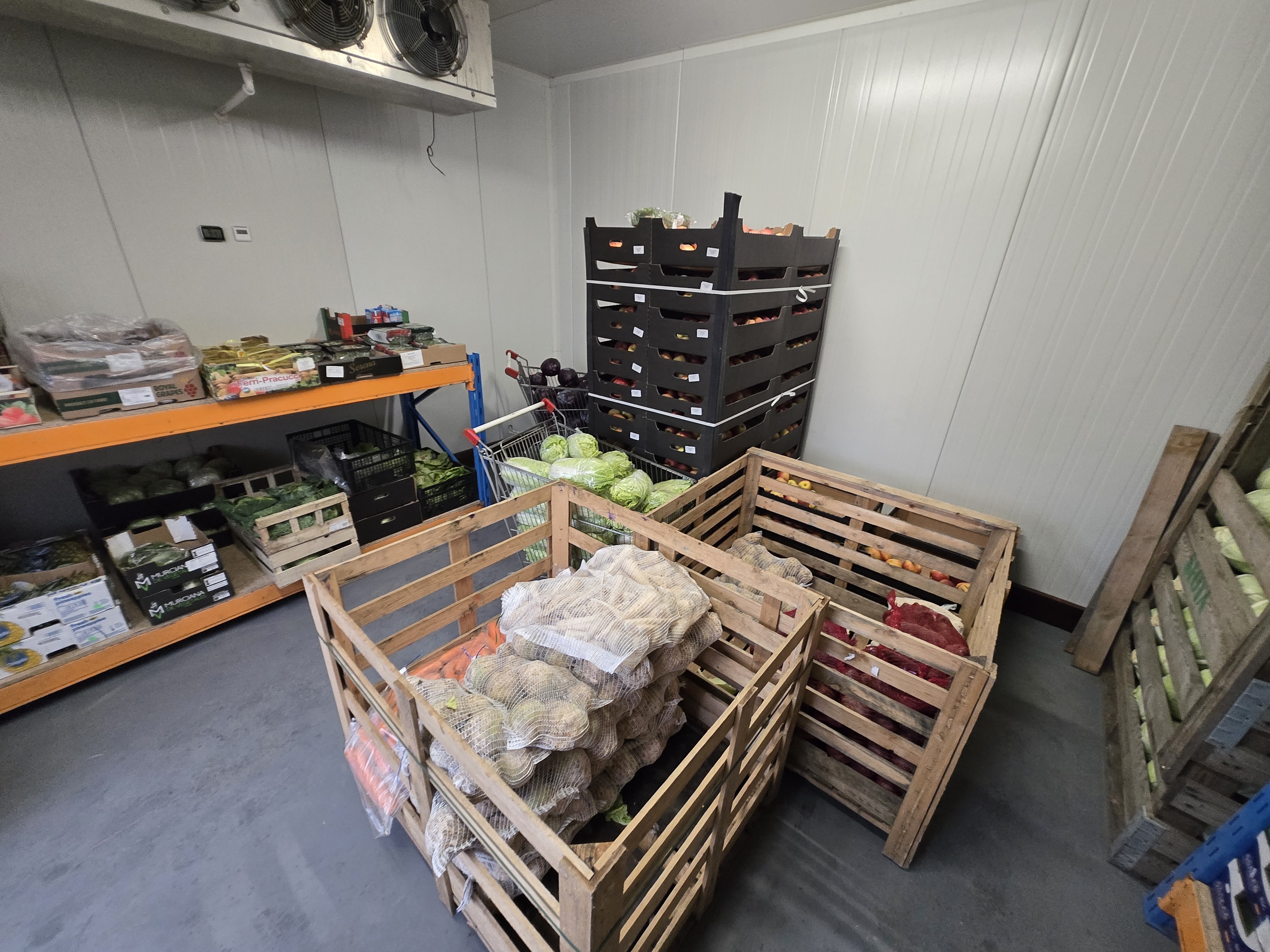 Worki z warzywami stojące przy ścianie