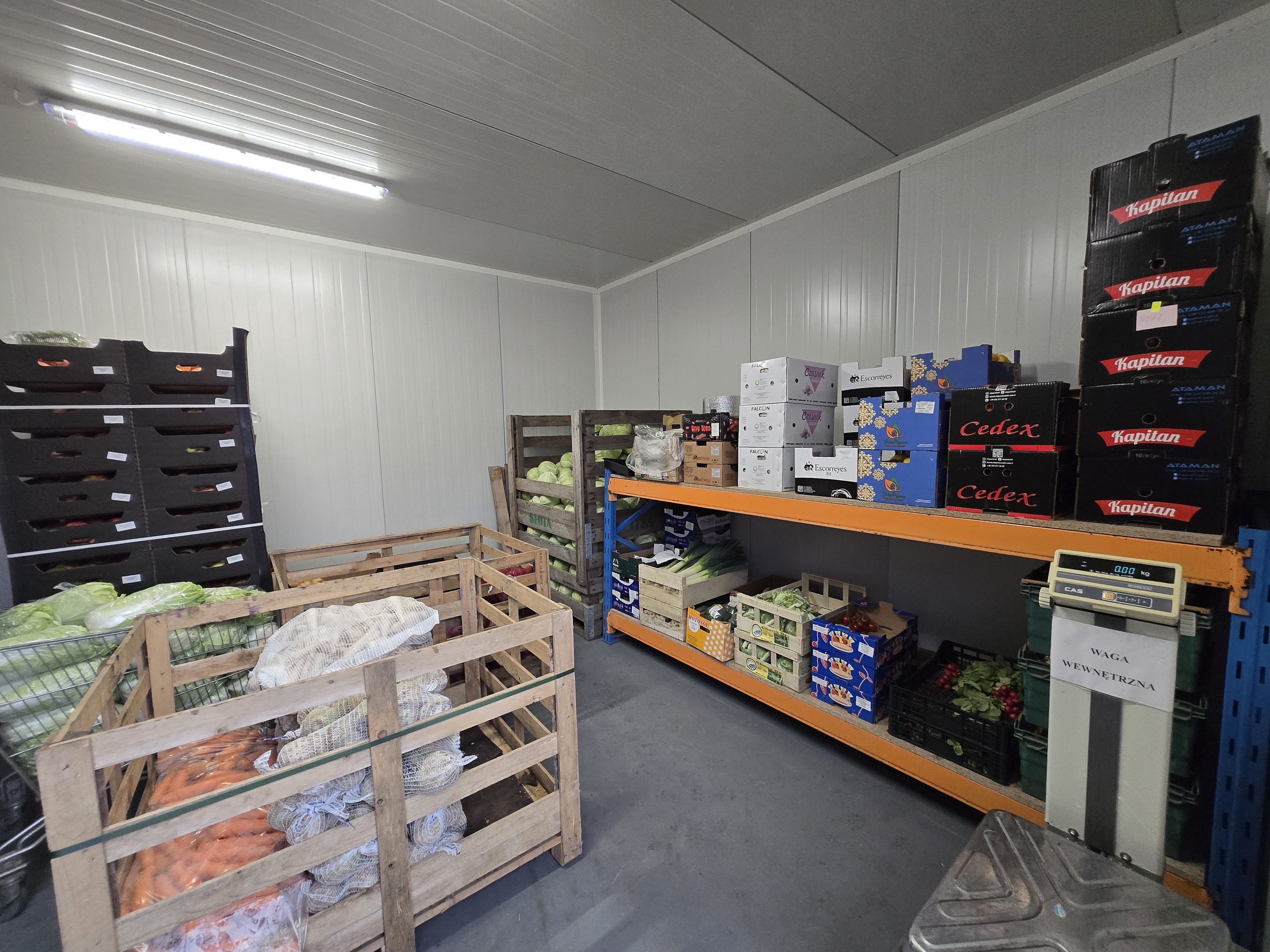 Skrzynki z warzywami ustawione na podłodze