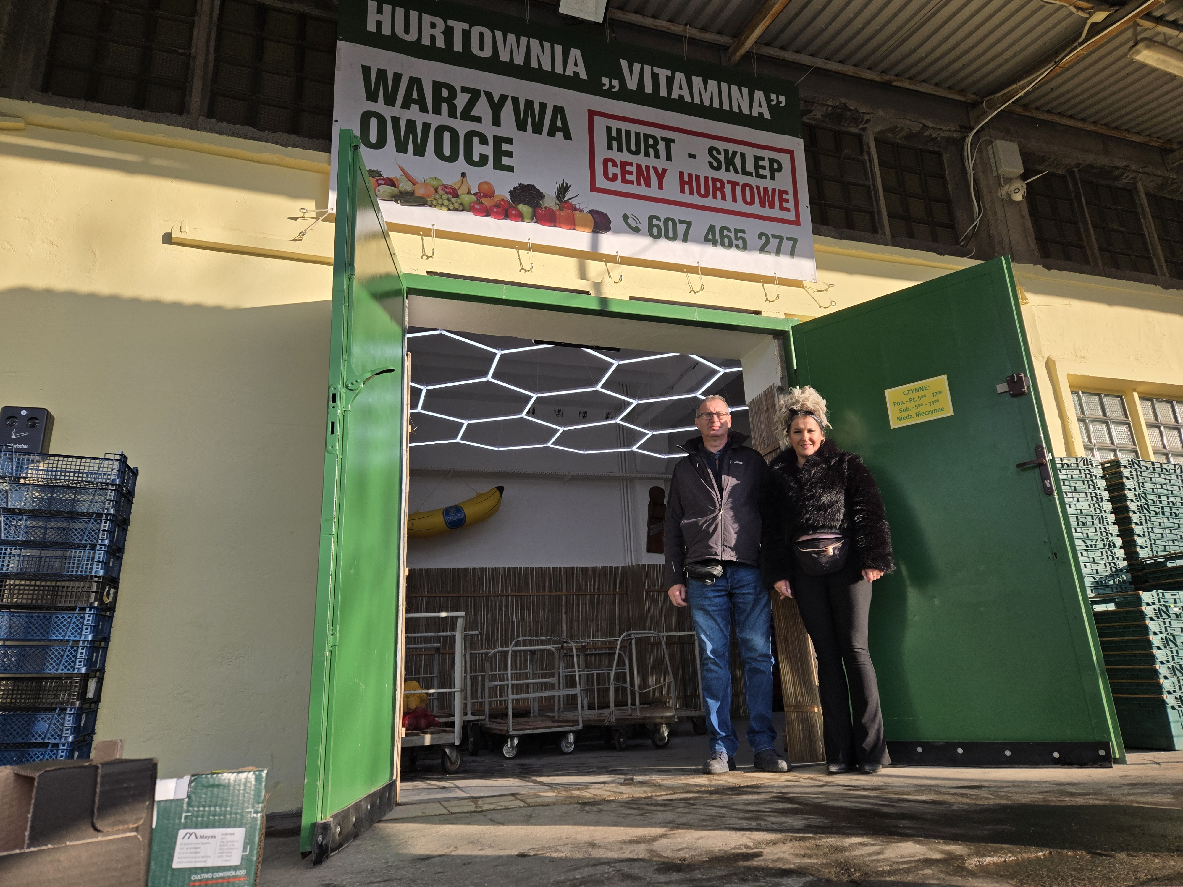 Właściciele hurtowni Vitamina przed wejściem do hali